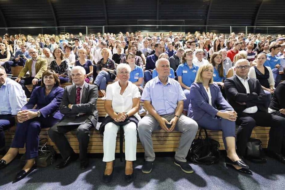 Das Autorium ist gut gefüllt. Gespannt lauschen die Zuschauer der Rede des Politikers.