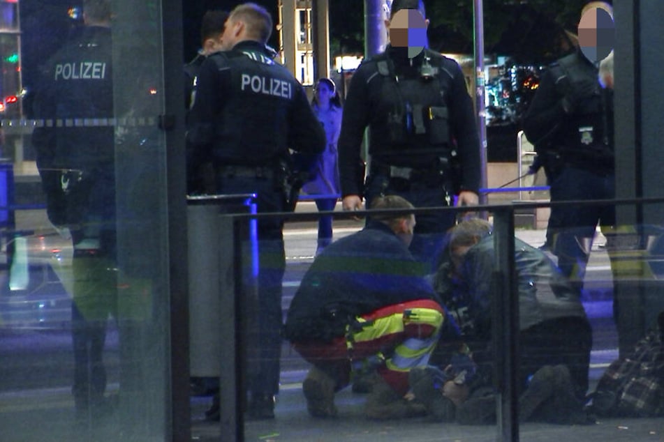 Gegen 21.50 Uhr wurden die Polizisten alarmiert: Am Leipziger Hauptbahnhof lag ein verletzter Mann am Boden.