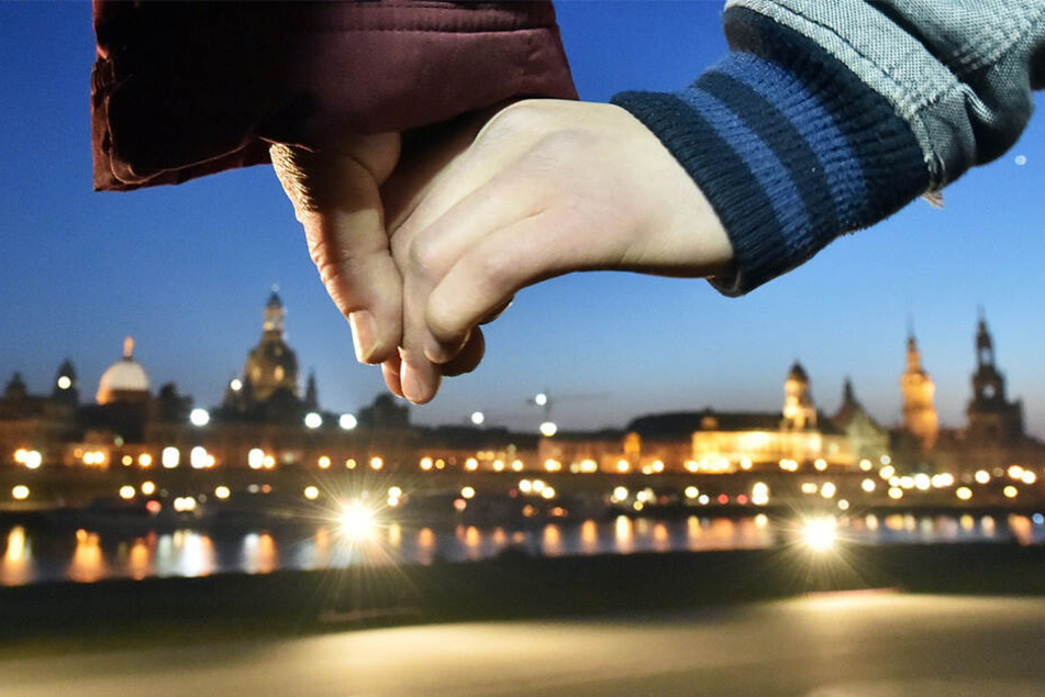 Tausende Dresdner werden um 18 Uhr Hand in Hand gedenken.