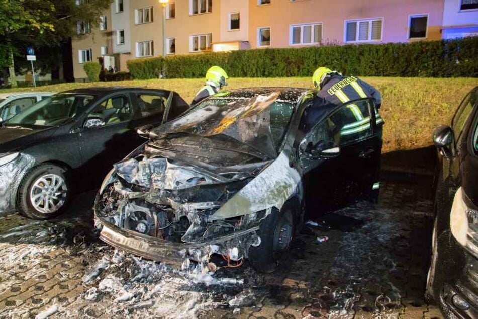 Der ausgebrannte Honda. Durch die Hitzeentwicklung wurden ein Renault und ein Citroën beschädigt.