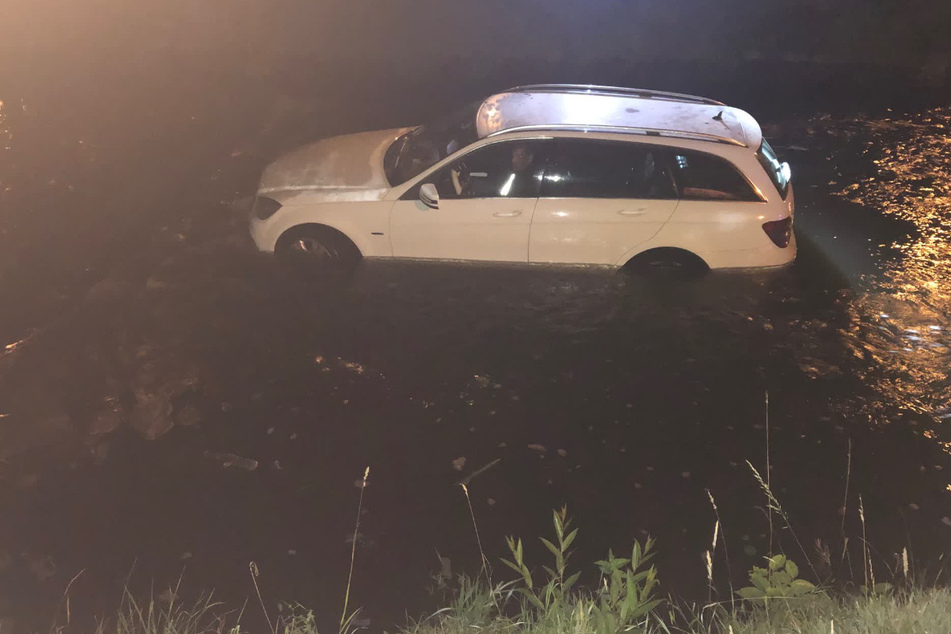 Suff-Fahrer versenkt Auto im Fluss, Wetter rettet sein Leben