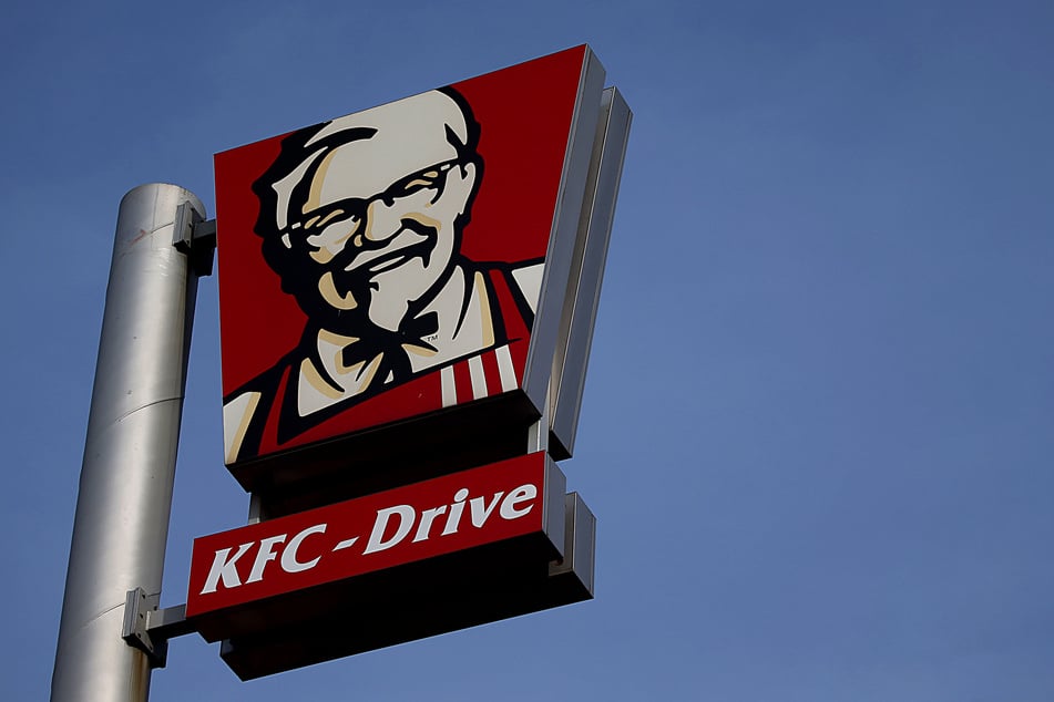 Das Hinweisschild einer Filiale der Fastfood-Kette Kentucky Fried Chicken (KFC/Symbolbild).