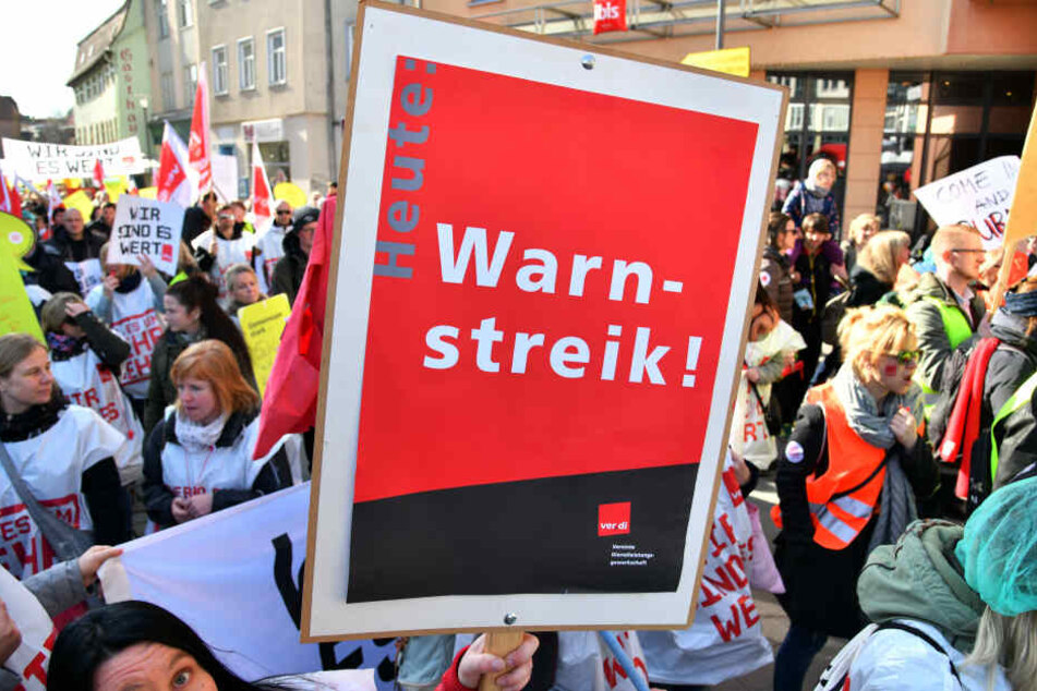 Beschäftigte im öffentlichen Dienst gehen auf die Straße. (Archivbild)