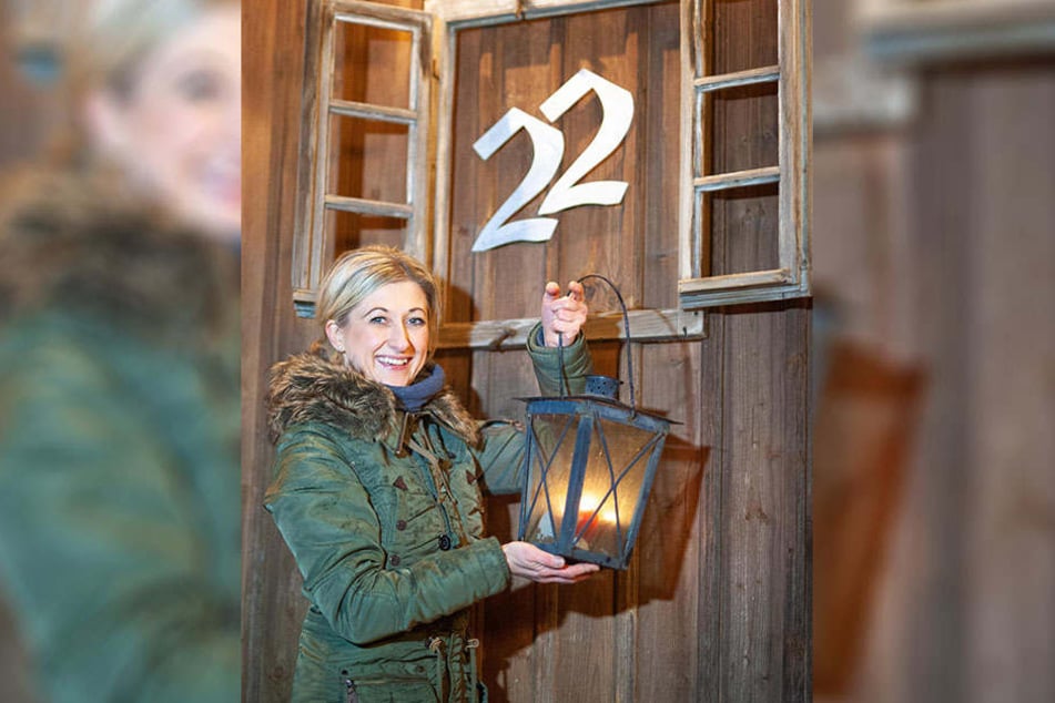Ines Schulz (41): "Der Hausbesitzer, der die Zahl ans Fenster sprüht oder als Holzfigur aufstellt, füllt die mitgebrachten Dippl mit Glühwein oder Kinderpunsch."