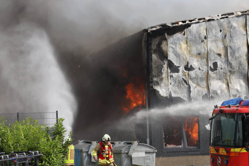 Als die Einsatzkräfte eintrafen, stand die Lagerhalle bereits komplett in Flammen.