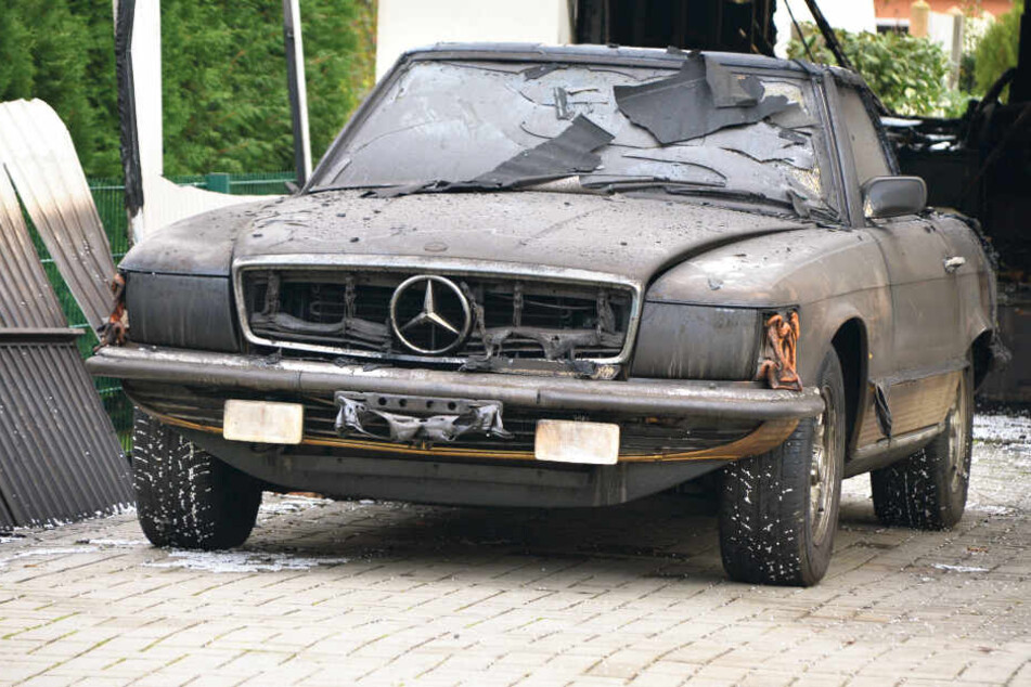 Lukas' Oldtimer aus dem Jahr 1974 - ein seltener Mercedes 450 SL - wurde beim Brand stark beschädigt.