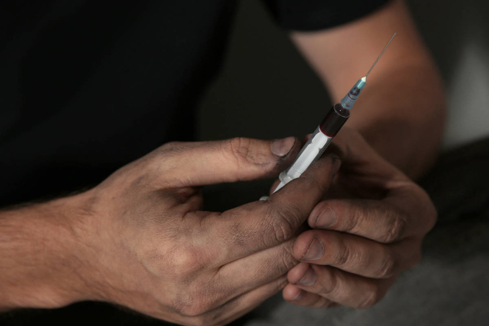 Der 28-Jährige hatte Passanten angeboten, ihnen Heroin zu spritzen. Als diese ablehnten, ging er mit einer gebrauchten Spritze auf sie los.