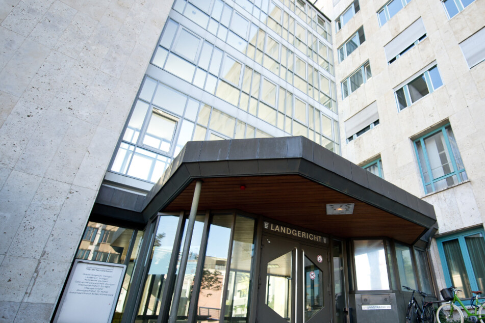 13 Professoren erhielten Zulagen: Rektor der Hochschule wegen Untreue vor Gericht