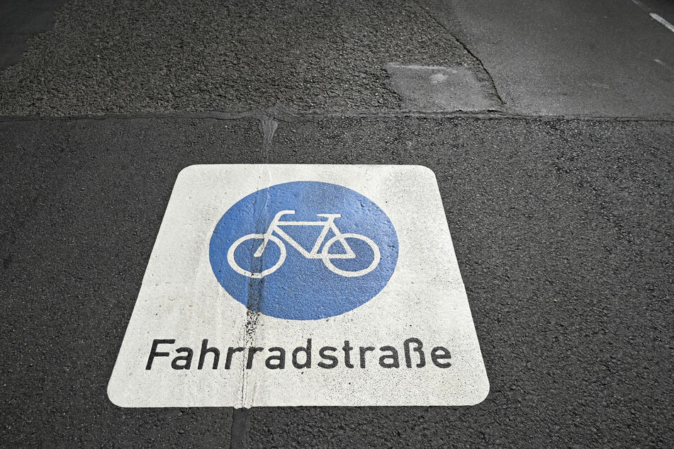 Unter anderem diese Markierungen auf der Straße weisen auf die neue Fahrradstraße hin.