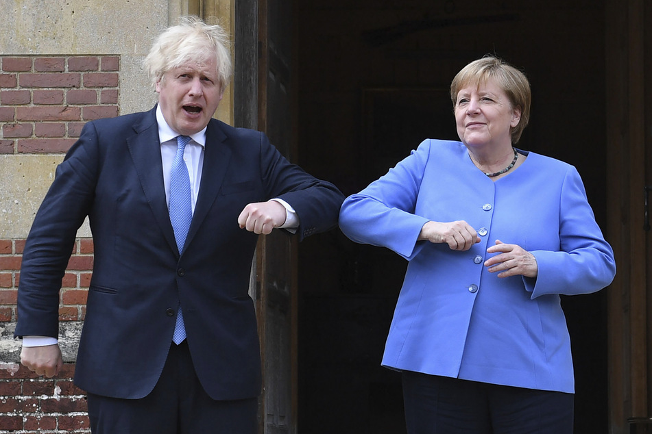 Boris Johnson (57), Premierminister von Großbritannien, begrüßt Bundeskanzlerin Angela Merkel (66, CDU) vor ihrem bilateralen Treffen in Chequers, dem Landhaus des Premierministers.