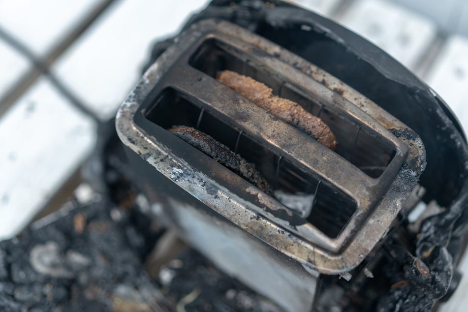 Während der Toaster auf der eingeschalteten Herdplatte Feuer fing, war der unter Drogen stehende Bewohner mit seinem Auto unterwegs. (Symbolbild)