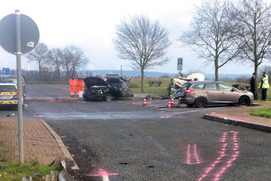 Der Wagen prallte auf dem Parkplatz gegen die stehenden Autos.