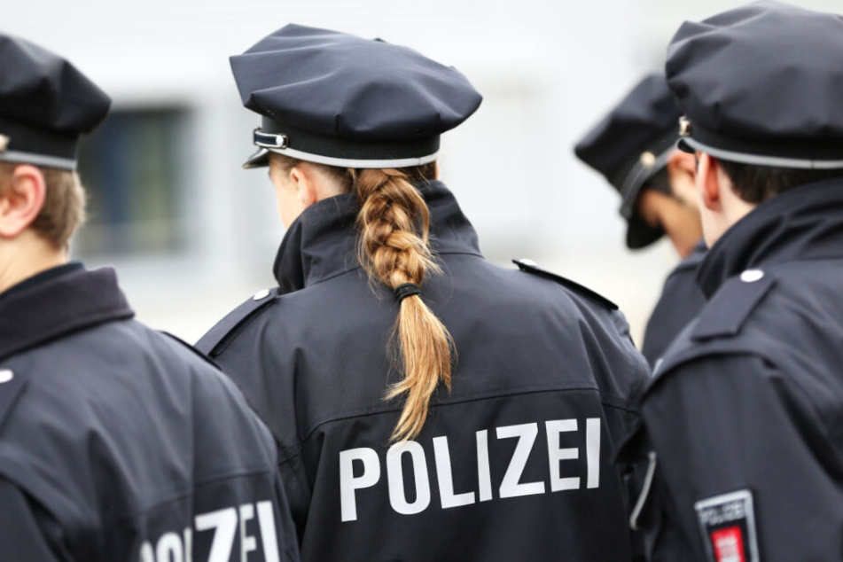 Hamburger Polizisten in Uniform stehen nebeneinander. Die Beamten konnten einen flüchtigen Tatverdächtigen schnappen (Symbolbild).