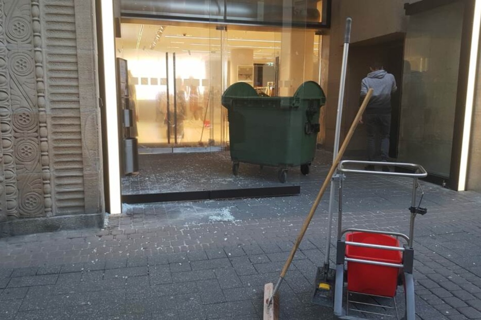 Am Samstagmorgen mussten Mitarbeiter den Scherbenhaufen der Einbrecher beseitigen.