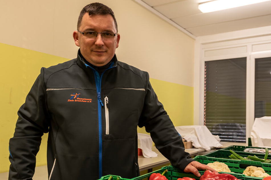 Jens Juraschka (45), Geschäftsführer vom Tafel-Trägerverein "Gemeinsam Ziele Erreichen", freut sich über die vielen Spenden.