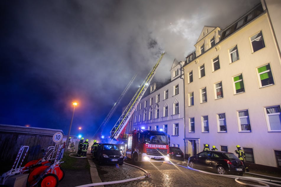 Dunkler Rauch stieg am frühen Samstagmorgen in den Himmel: In Plauen (Vogtland) brannte es im Obergeschoss eines Wohnhauses.