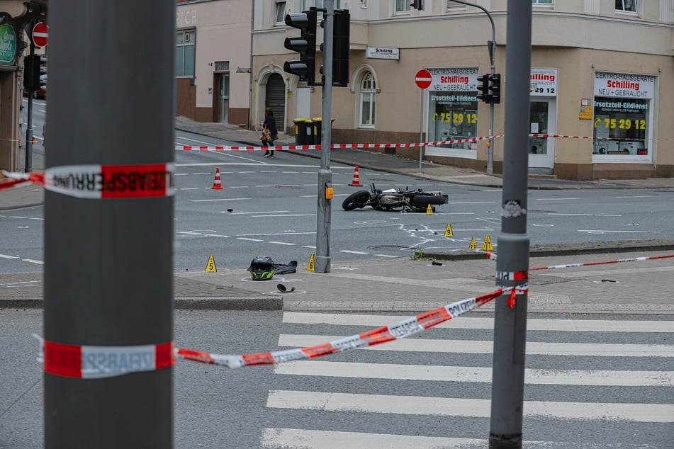 Polizisten sperrten die Kreuzung während der Unfallaufnahme ab.