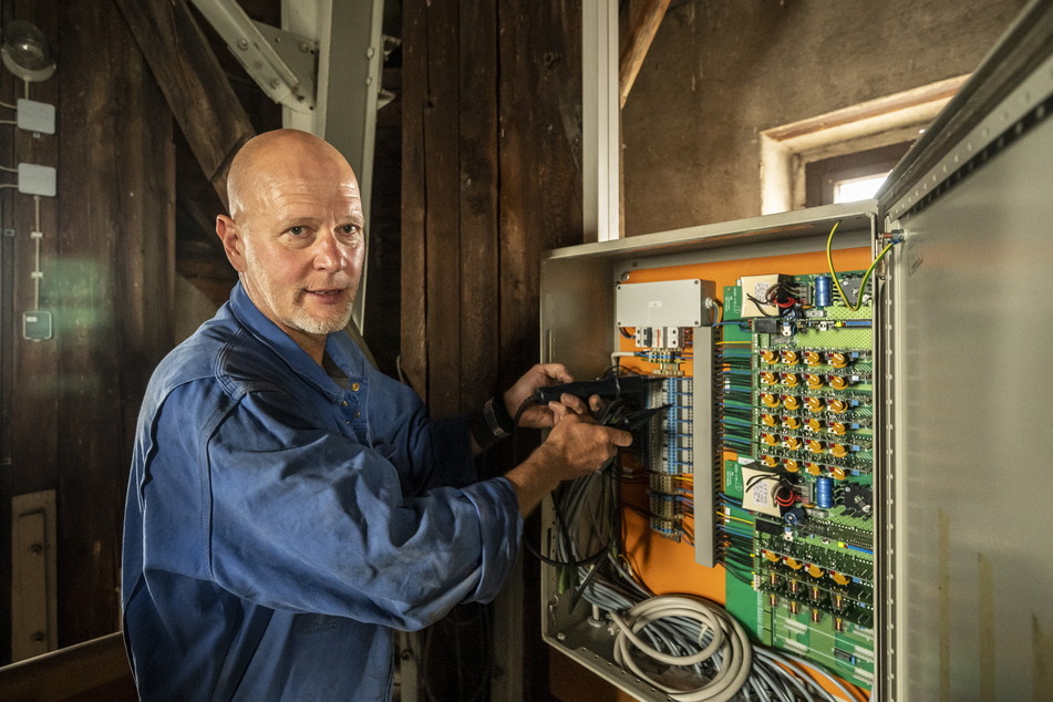 Elektriker Steffen Dietz (56) misst die Spannung an der Steuerelektronik im Glockenturm.