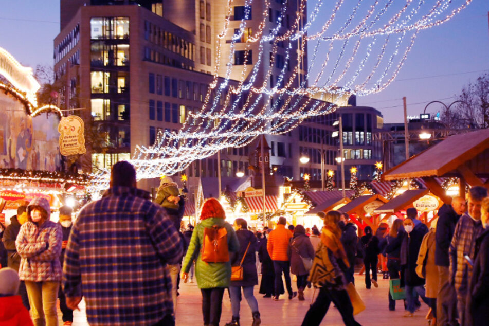 Anders als vergangenes Jahr können Berliner wieder über die Weihnachtsmärkte, wie hier am Breitscheidplatz, schlendern.