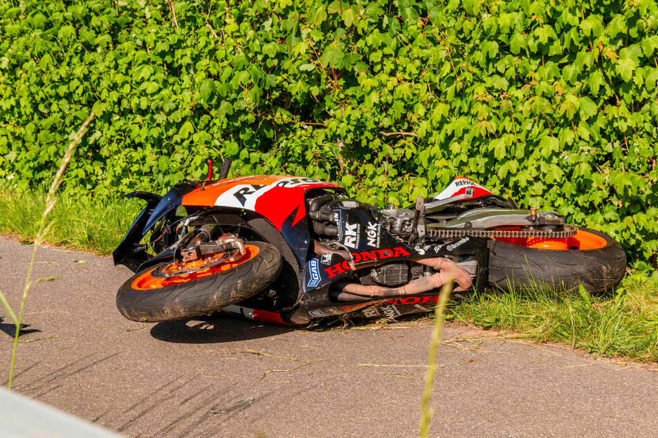 Der Motorradfahrer kam aus ungeklärter Ursache von der Straße ab.