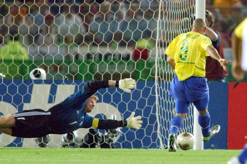 In Deutschland bleibt Ronaldo (45, r.) vor allem durch seine beiden Treffer im Finale der Weltmeisterschaft 2002 in Erinnerung. Beim 1:0 ließ "R9" Oliver Kahn (52) keine Chance. (Archivfoto)