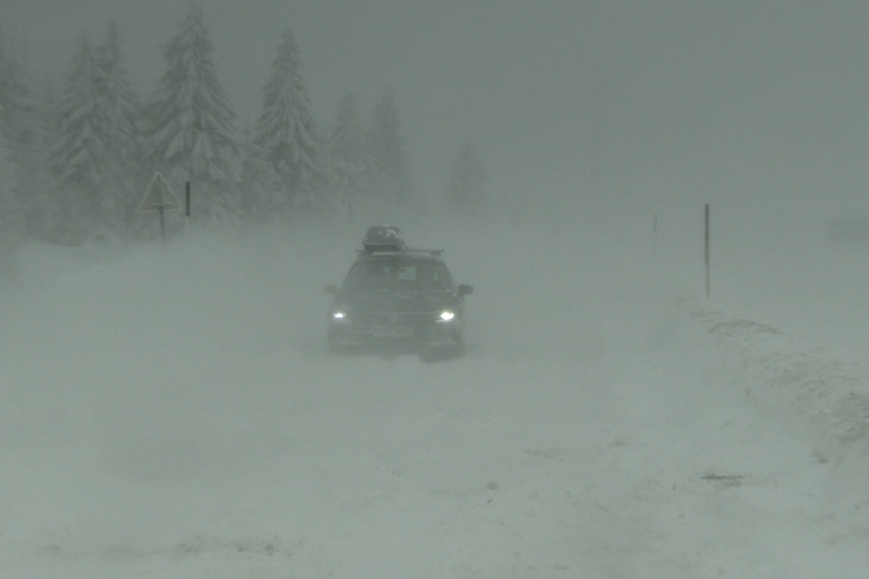 Völlig zugeschneit: Die Zufahrtsstraßen zum Skigebiet in Oberwiesenthal waren am Samstagmorgen kaum passierbar.
