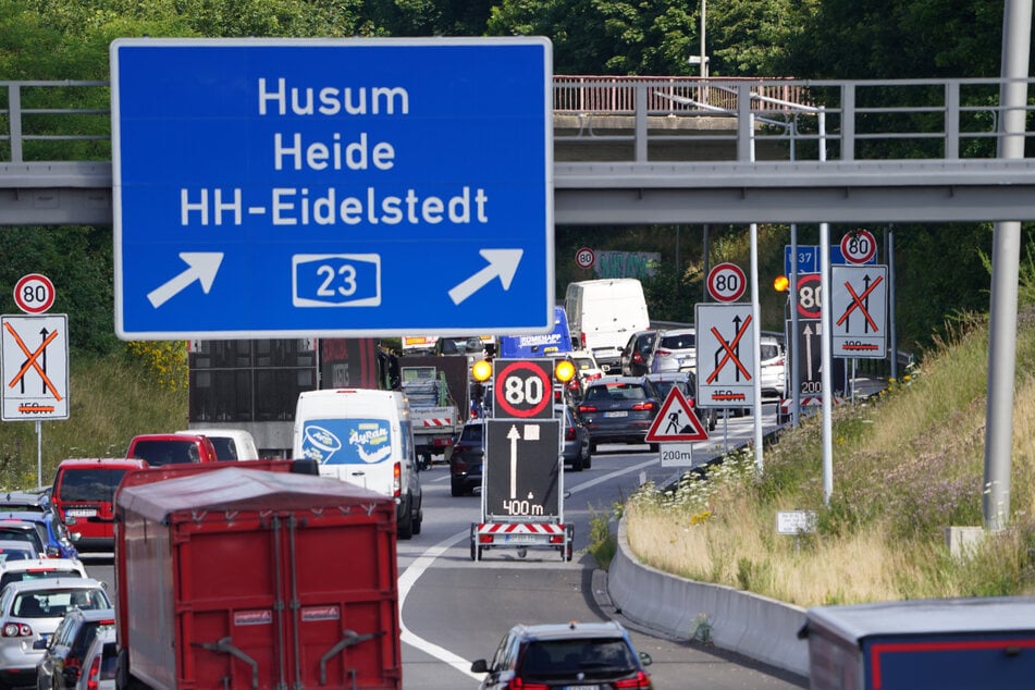 Pendler und Anlieger im nordwestlichen Umland von Hamburg müssen sich über Pfingsten auf eine schwierige Verkehrslage einstellen. (Archivfoto)