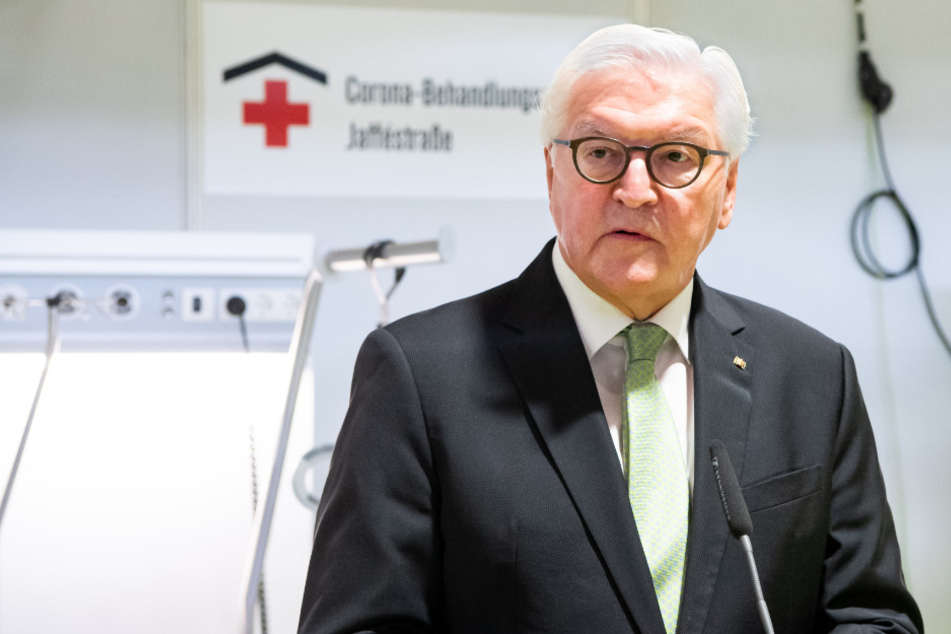 Bundespräsident Frank-Walter Steinmeier äußert sich am Ende seines Besuchs des temporären Corona-Behandlungszentrums auf dem Berliner Messegelände zu Medienvertretern.