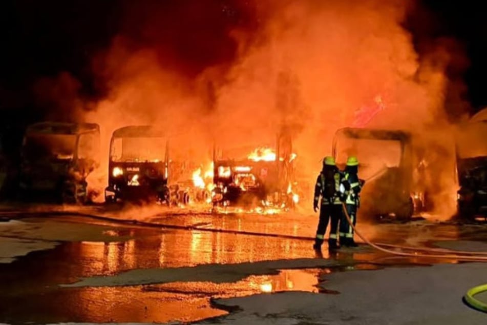 Die Einsatzkräfte hatten alle Hände voll zu tun, insgesamt sieben Fahrzeuge wurden beschädigt.