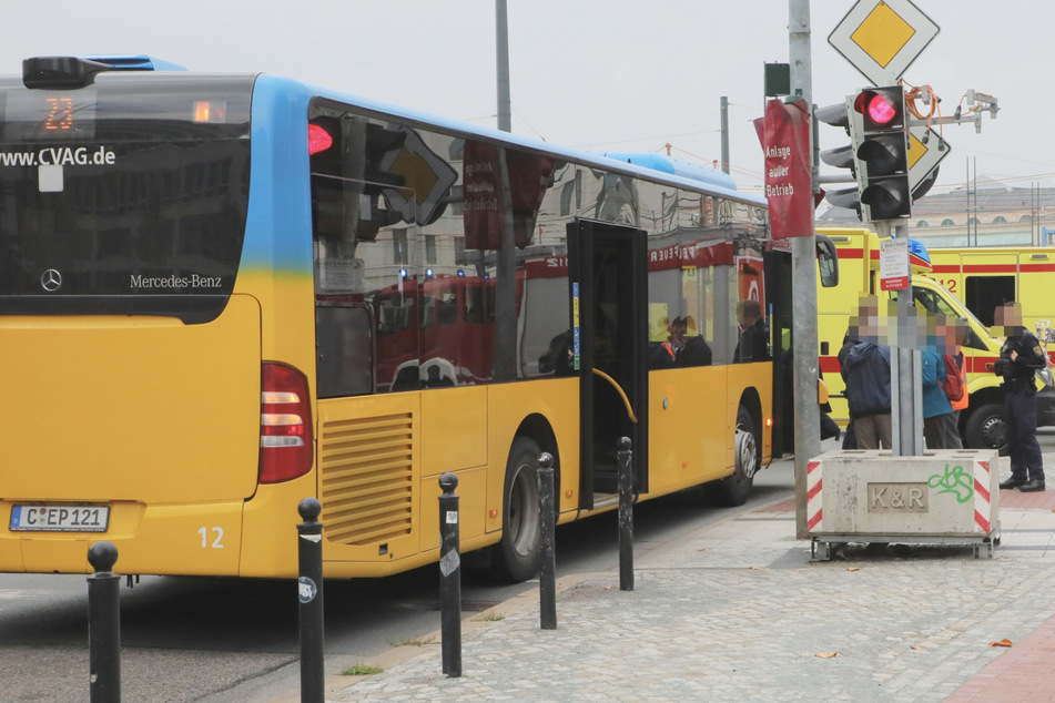 Vollbremsung in Chemnitz: Busfahrerin verhindert Crash, trotzdem gab es Verletzte