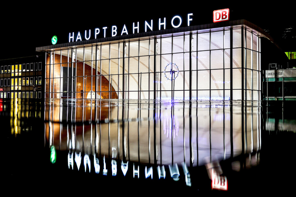 Der Kölner Hauptbahnhof wäre am frühen Samstagmorgen beinahe zum Schauplatz einer Katastrophe geworden. (Archivbild)