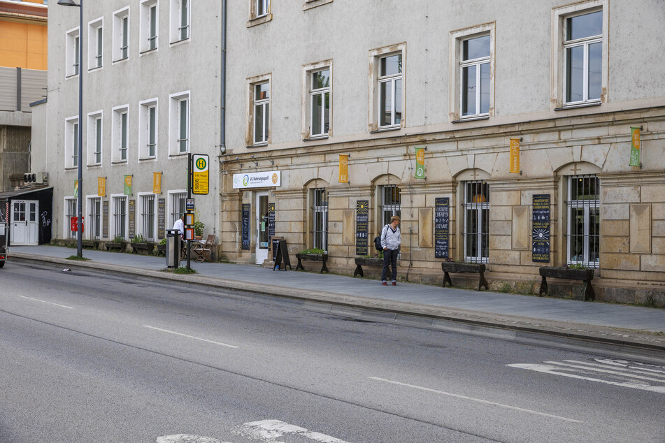 Der Laden ist direkt am S-Bahnhof Plauen.