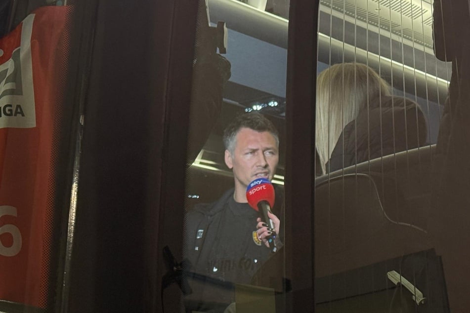 Nahm sich im Teambus noch Zeit für ein kurzes Sky-Interview: SGD-Boss Sören Gonther (39).