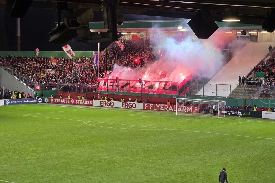 Die RB-Fans haben ein kleines Feuerwerk vorbereitet.