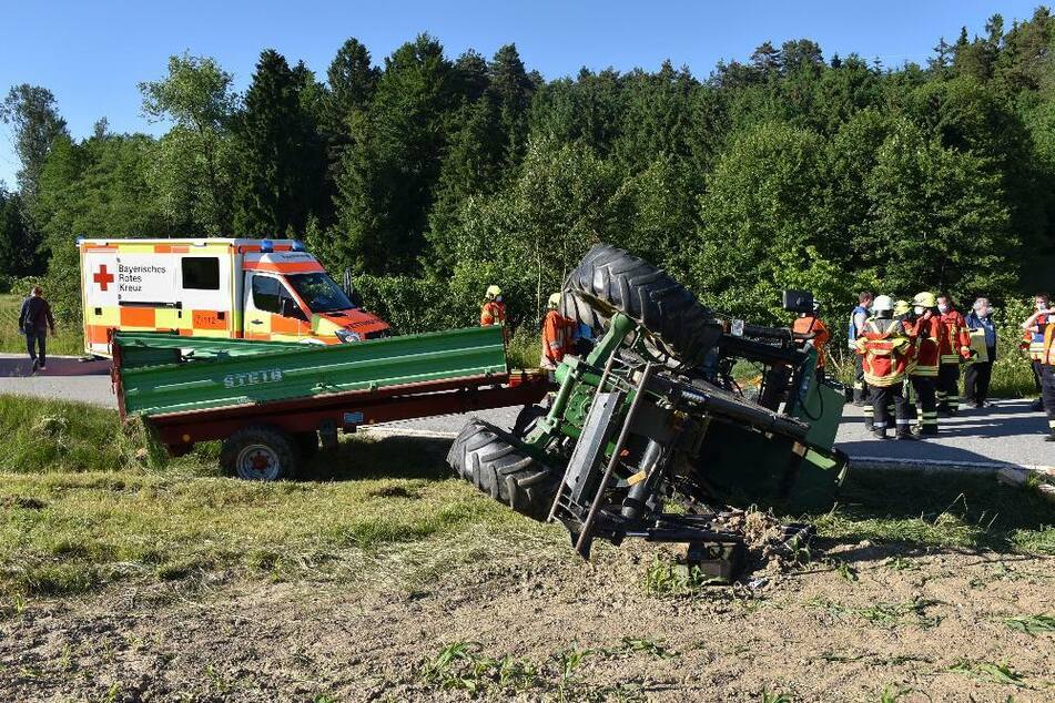 Vater und Sohn wurden unter dem Traktor eingequetscht.