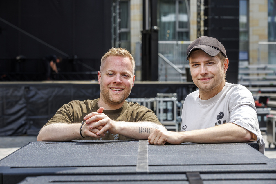 Veranstalter Basti (31, l.) und Adam (36) von der AC2B GmbH arbeiten seit einem Jahr auf das Konzert hin und sind dementsprechend voller Vorfreude.