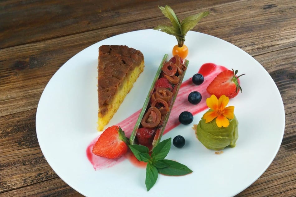 Ein Gourmet Koch verwandelte die Kräuter aus der Wildkräuterführung in ein leckeres Essen.