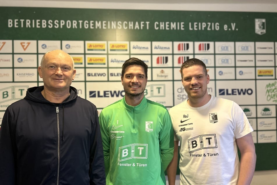 Bellot zusammen mit Vereispräsident Frank Kühne (links) und Hans Jerke von der Sportlichen Leitung.