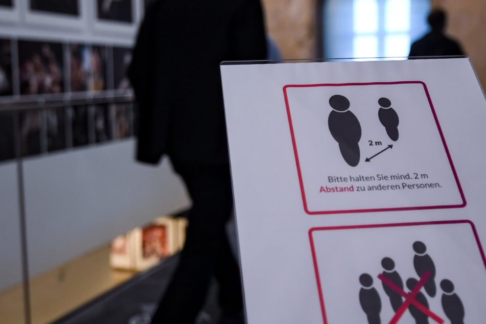 Besucherhinweise auf die Abstandsregelungen im Kunstmuseum Moritzburg in Halle. In Sachsen-Anhalts größter Stadt sind seit Samstag erneut 14 neue Corona-Fälle registriert worden.