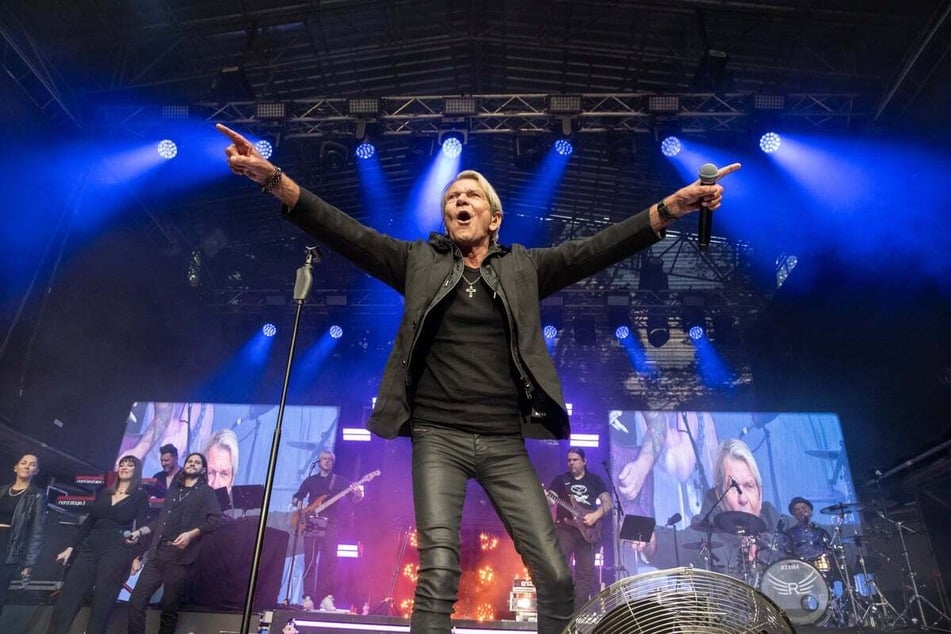 Mittlerweile arbeitet der Schlager-Rocker sogar an einem Musical rund um seinen Über-Hit. Ab dem 23. Mai geht es wieder auf große Open-Air-Tour mit Stationen unter anderem in Leipzig und Dresden.