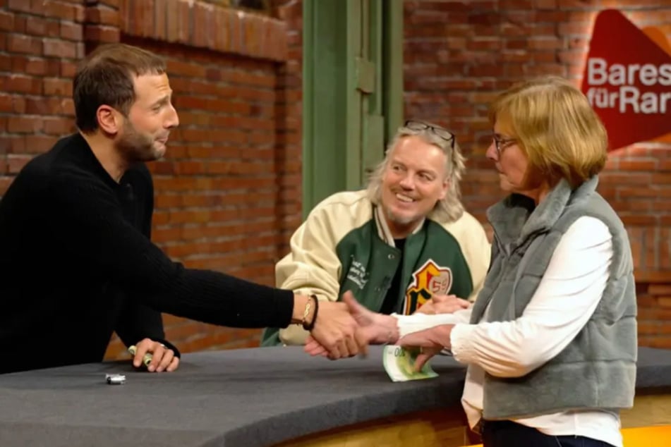 Am Ende kassiert die Verkäuferin sogar satte 1200 Euro von Händler Julian Schmitz-Avila (39, l.). Das Geld soll ihre Reisekasse aufbessern.