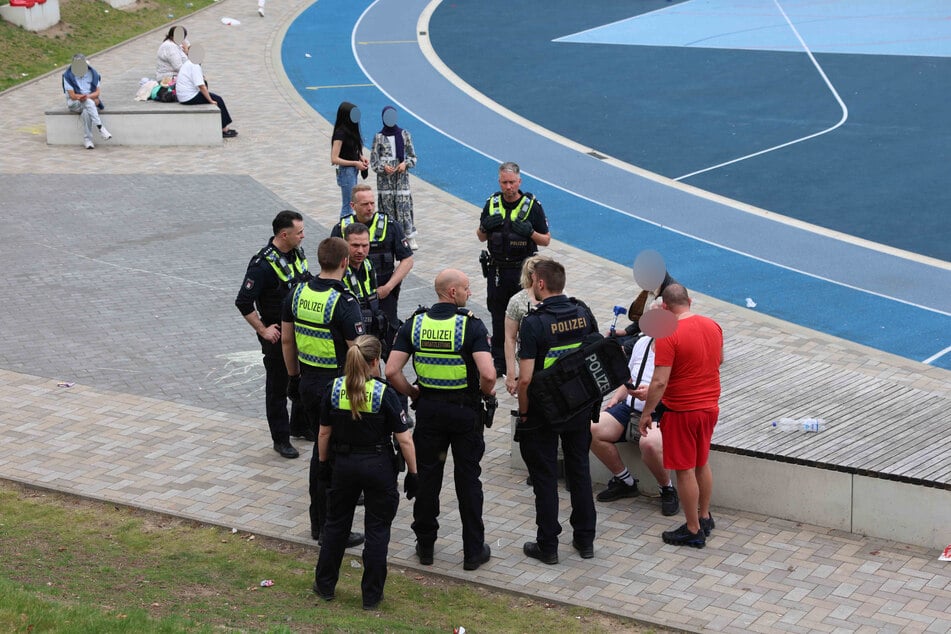 Auf einem Sportplatz in Hamburg sind am Sonntag mehrere Jugendliche in eine Auseinandersetzung geraten.