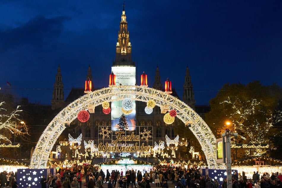 Zahlreiche Menschen haben sich zur Eröffnung des "Wiener Weihnachtstraum" am festlich dekorierten Rathausplatz eingefunden.