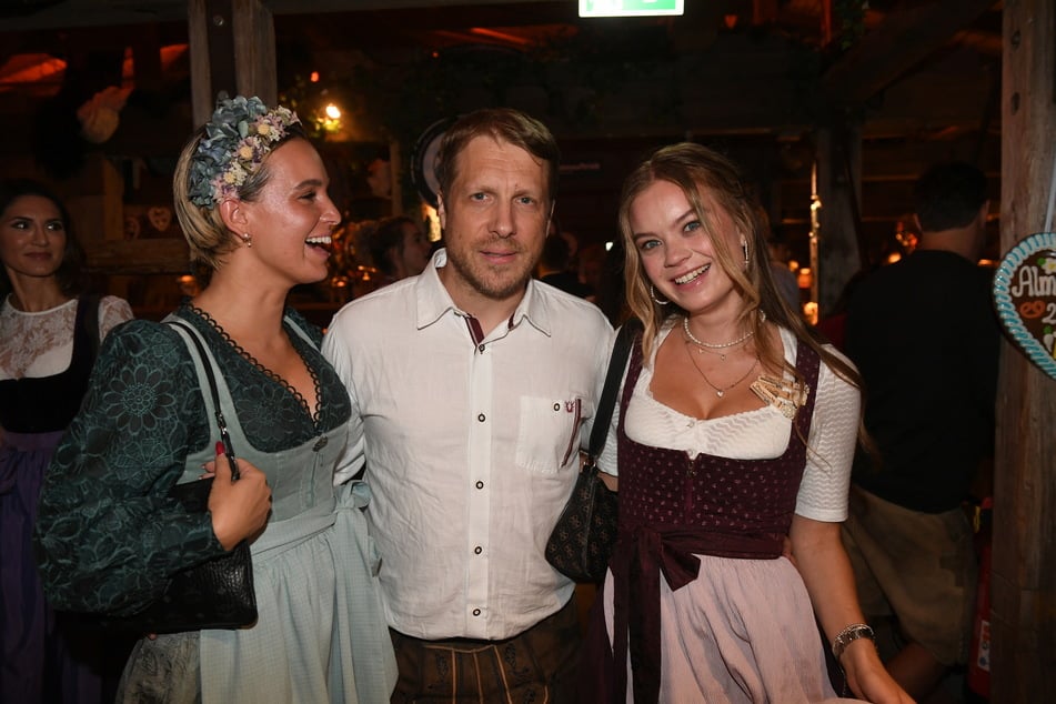 Das Playmate Julia Römmelt (30, l.-r.), der Comedian Oliver Pocher (46) und das Playmate Laura Langas im Käferzelt.