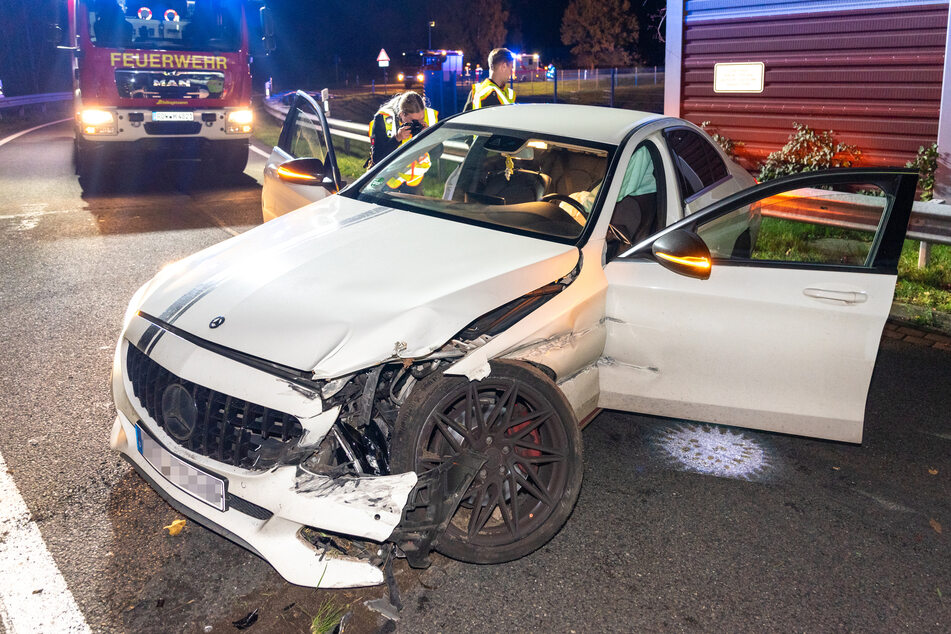 Der beschädigte Mercedes mit ausgelösten Airbags stand mitten auf der Straße.