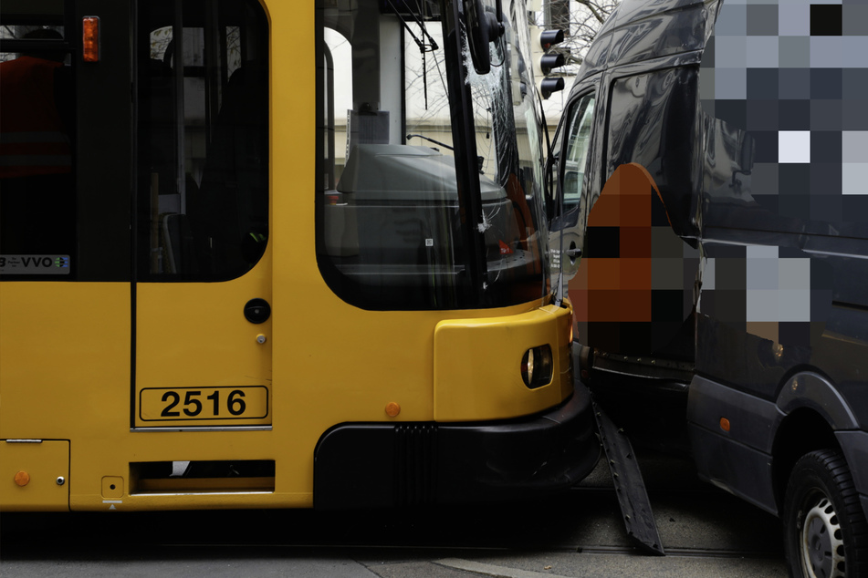 Straßenbahn und Transporter krachen in Dresden ineinander