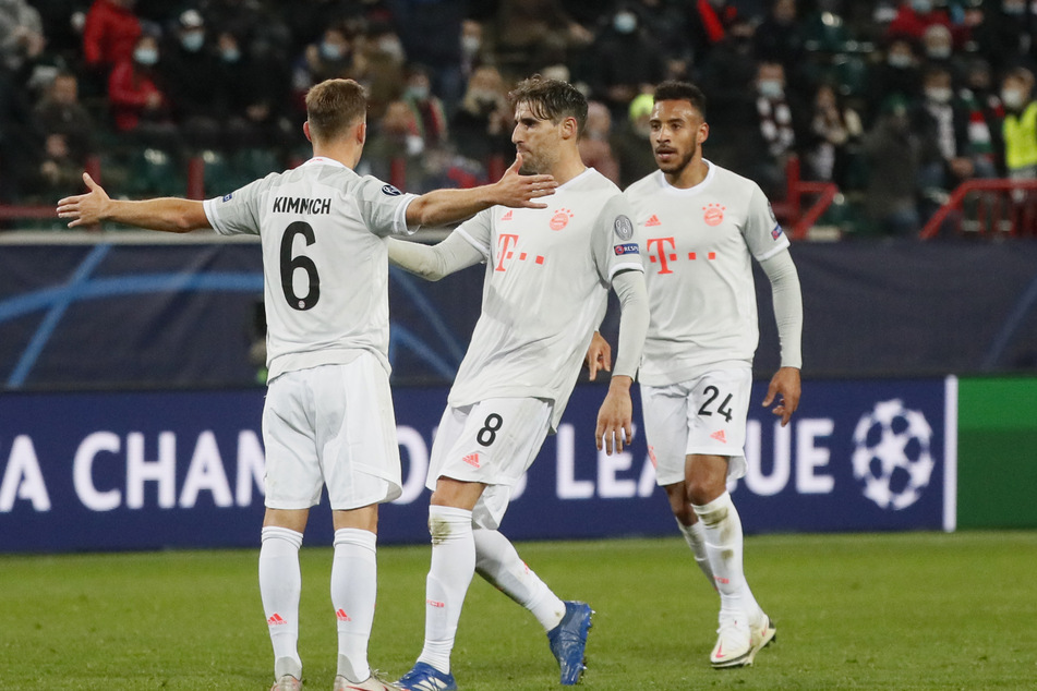Joshua Kimmich (25, l.) traf in der Champions League zum Sieg des FC Bayern München gegen Lokomotive Moskau.