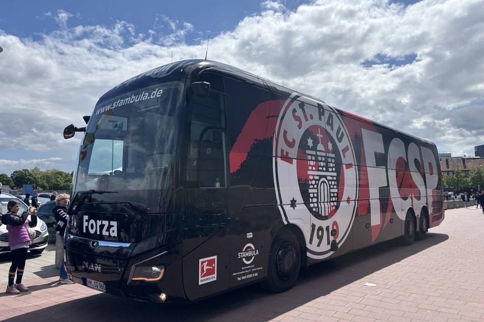 Der Mannschaftsbus der Kiezkicker wurde von den Heimfans lautstark empfangen, als er am Millerntor-Stadion vorfuhr.