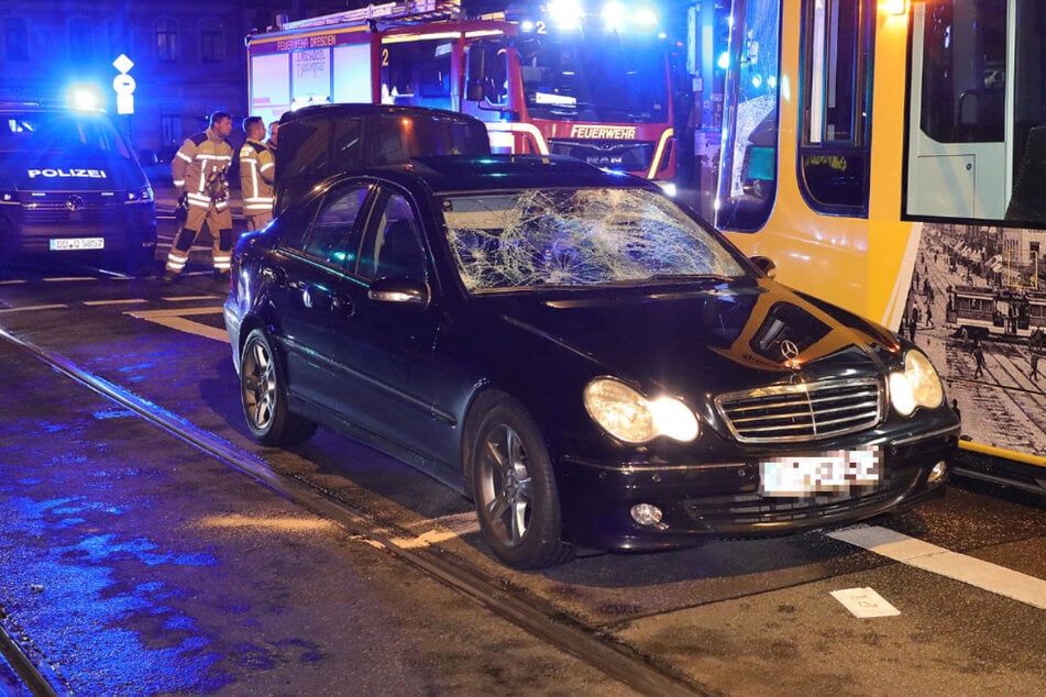 Mercedes erfasst Passanten: Mann gegen Straßenbahn geschleudert