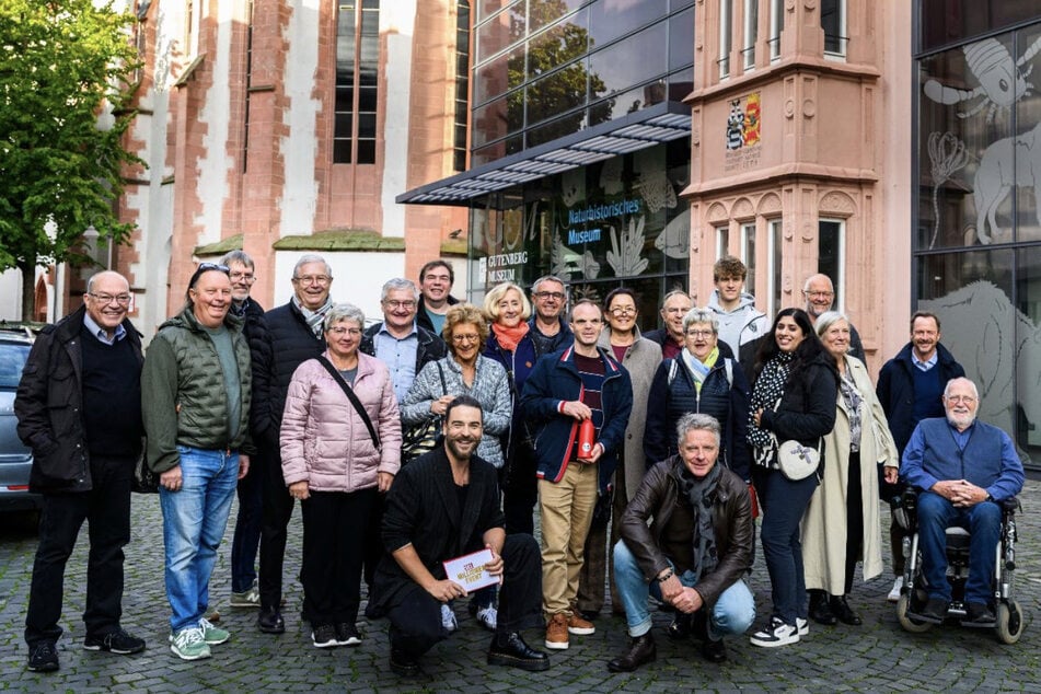 Die SKL-Kandidatinnen und -Kandidaten des SKL Millionen-Events mit Glückspate Jörg Pilawa (1. Reihe Mitte re.) und Moderator Eric Schroth (1. Reihe Mitte li.) vor dem Gutenberg- Museum in Mainz.